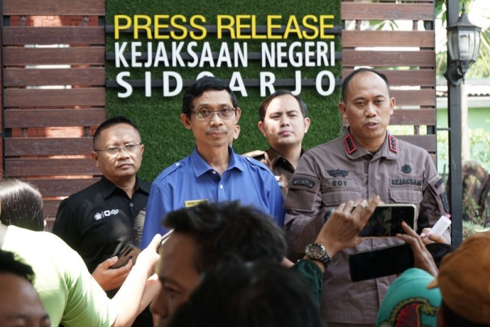 Penyidik pegawai negeri sipil DJP Jatim II berikan keterangan pers terkait penyerahan pengemplang pajak ke Kejaksaan Negeri Sidoarjo. (Ist) 