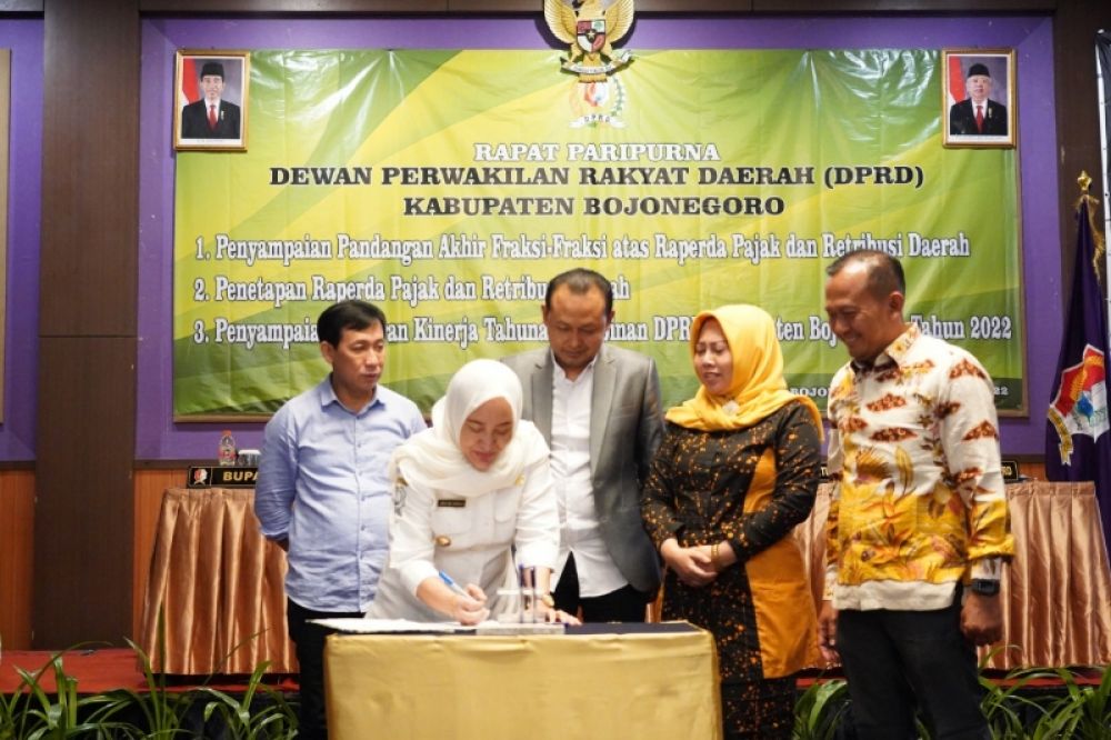 Bupati Bojonegoro Anna Mu'awanah bersama ketua dan pimpinan DPRD tandatangani Kesepakatan bersama terkait penetapan Raperda pajak dan retribusi daerah menjadi perda. (Ist) 