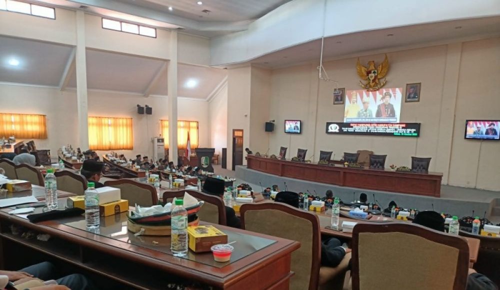 Bupati dan Forkopimda saat mengikuti Rapat Paripurna Mendengarkan Pidato Kenegaraan Presiden Joko Widodo di Gedung DPRD Sampang. (Ist) 