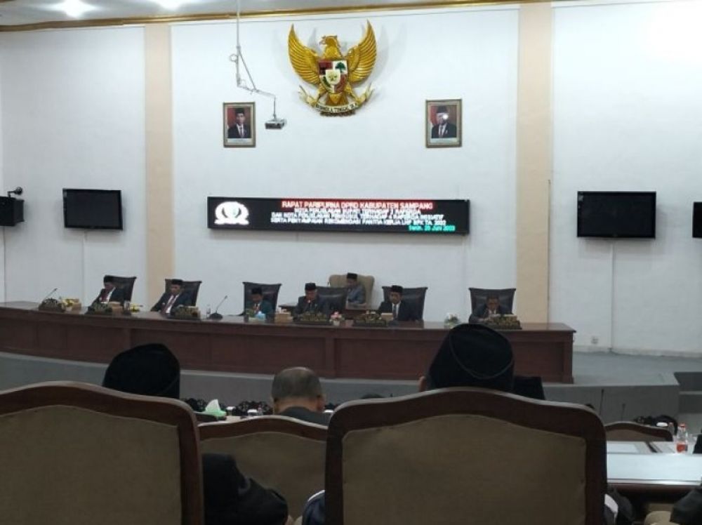 Ketua DPRD kabupaten Sampang saat memimpin Rapat Paripurna. (Ist) 