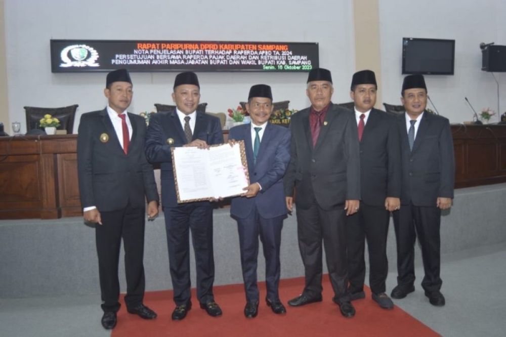 Penyerahan nota Persetujuan Raperda antara Eksekutif dan Legislatif Kabupaten Sampang. (Ist) 