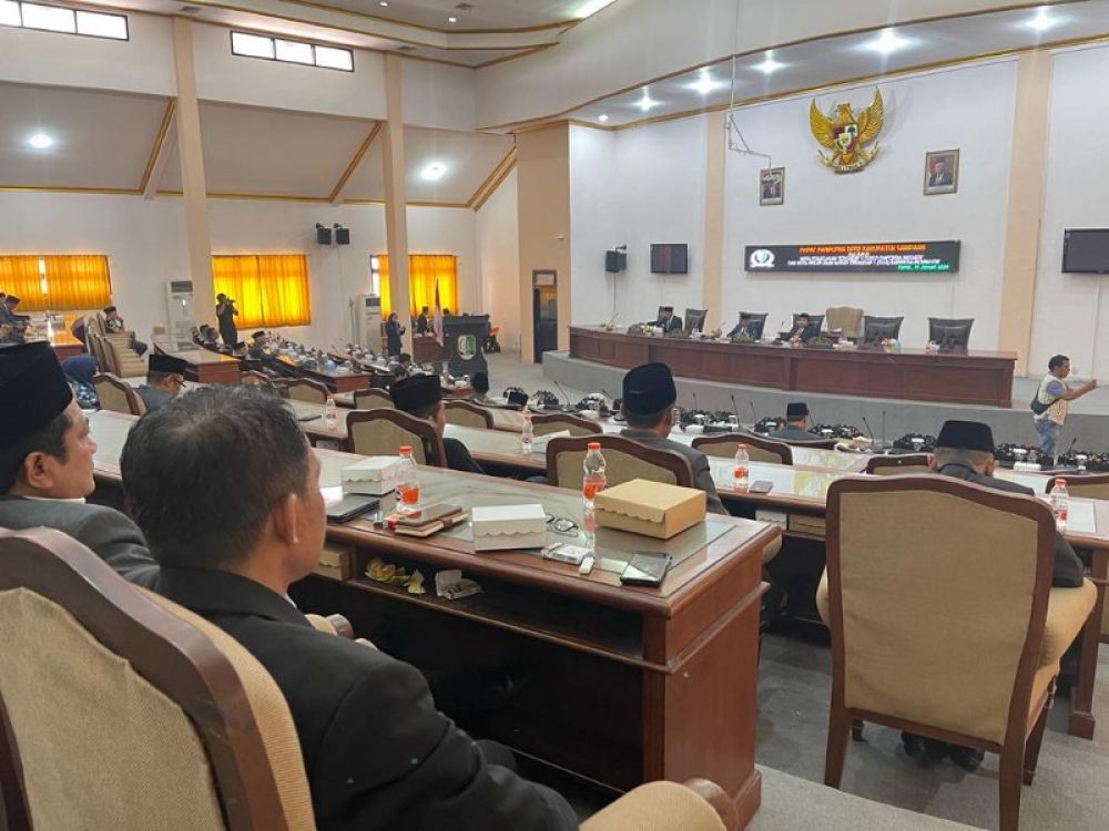 DPRD Sampang saat nenggelar Rapat Paripurna bahas Raperda Inisiatif Satu dan Raperda Eksekutir. (Ist) 