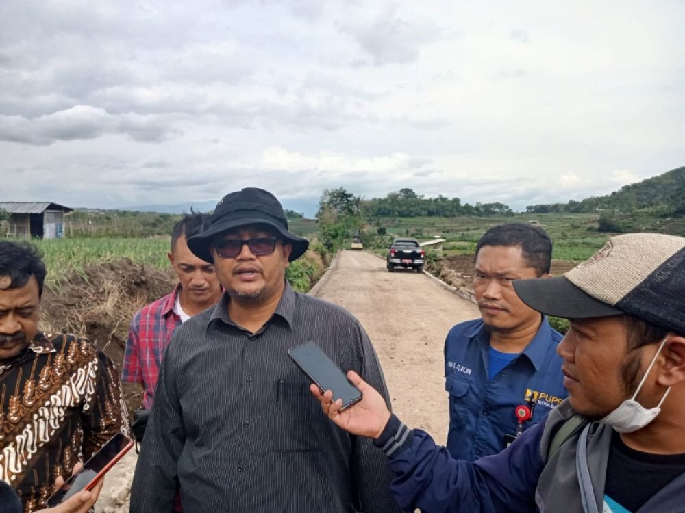 Peningkatan ruas jalan Dusun Klerek - Torongrejo yang tengah dikerjakan sebagai alternatif kemacetan di pusat Kota Wisata Batu. (Foto: doi nuri)