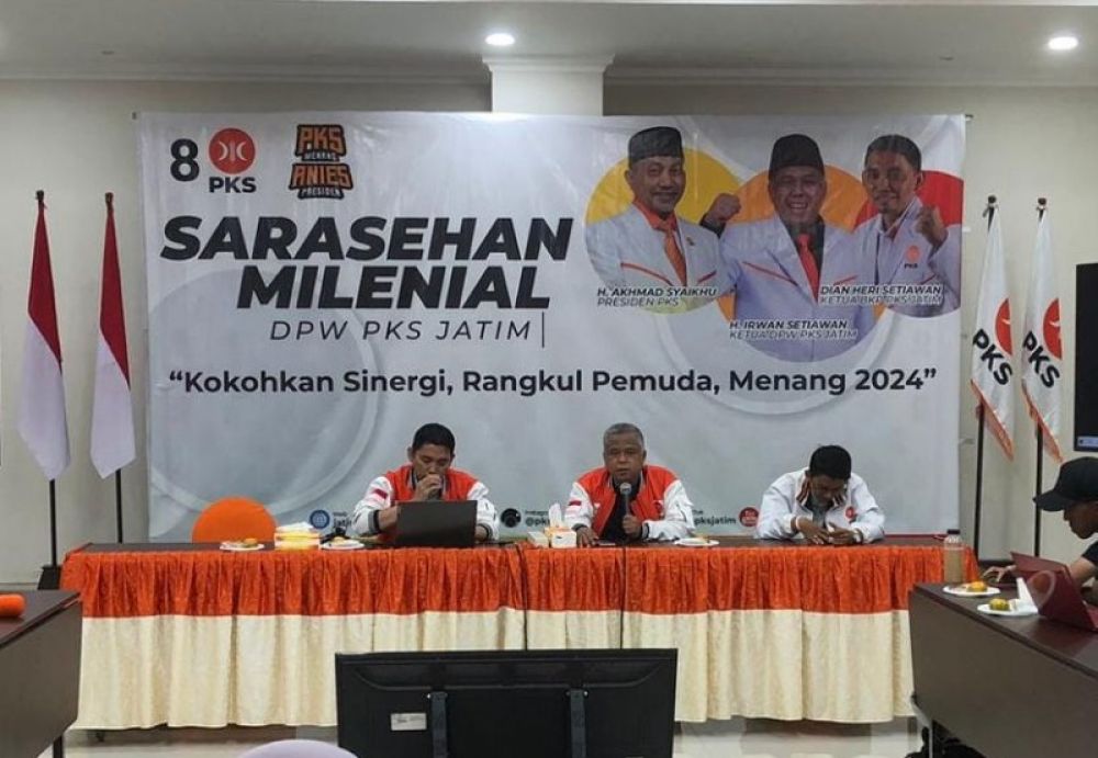 Ketua DPW PKS Jatim Irwan Setiawan bersama jajaran pengurus saat menjadi narasumber Sarasehan Milenial. (Ist(