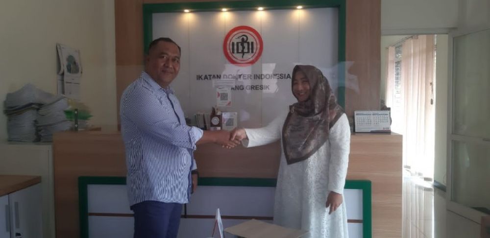 Dr Titik Ernawati sepakat berdamai dengan Hasanudin owner PT Fairuz, Artha Global di kantor IDI Gresik. (Ist) 