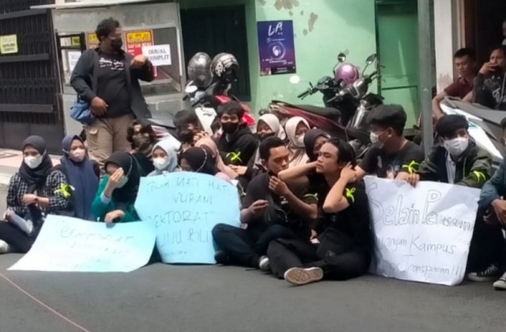 Para mahasiswa saat berunjuk rasa damai di depan pintu gerbang kampus. Mereka menuntut transparansi pengelolaan anggaran oleh pihak kampus. (Ist) 