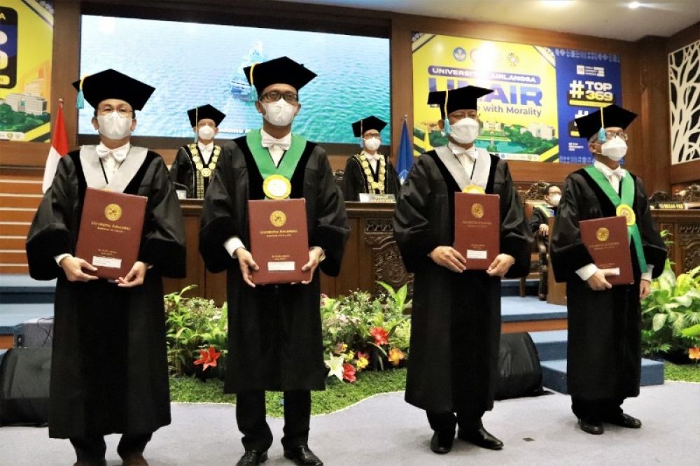 Prof Dr Muhammad Madyan SE MSi MFin selaku Wakil Rektor Bidang Sumber Daya serta Prof M Miftahussurur dr MKes SpPD-KGEH PhD FINASIM dan Prof Dr Rudi Purwono SE MSE dari Fakultas Ekonomi dan Bisnis serta Prof Dr Anang Endaryanto dr SpAK dari fak Kedokteran