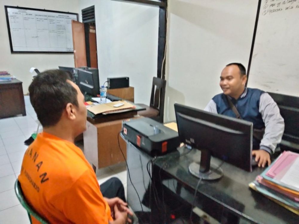 Terduga pelaku penipuan dan dukun pengganda uang saat diinterogasi petugas Polsek Purwoharjo Banyuwangi. (Ist) 