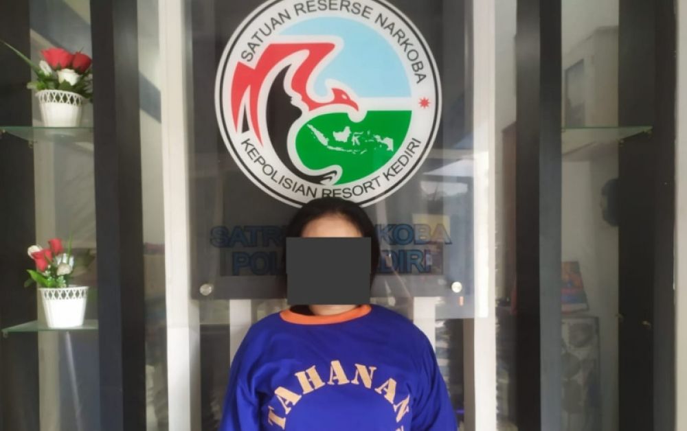 Seorang Ibu asal Pare Kediri ditangkap sat reskoba diduda edarkan pil extacy. (Ist) 