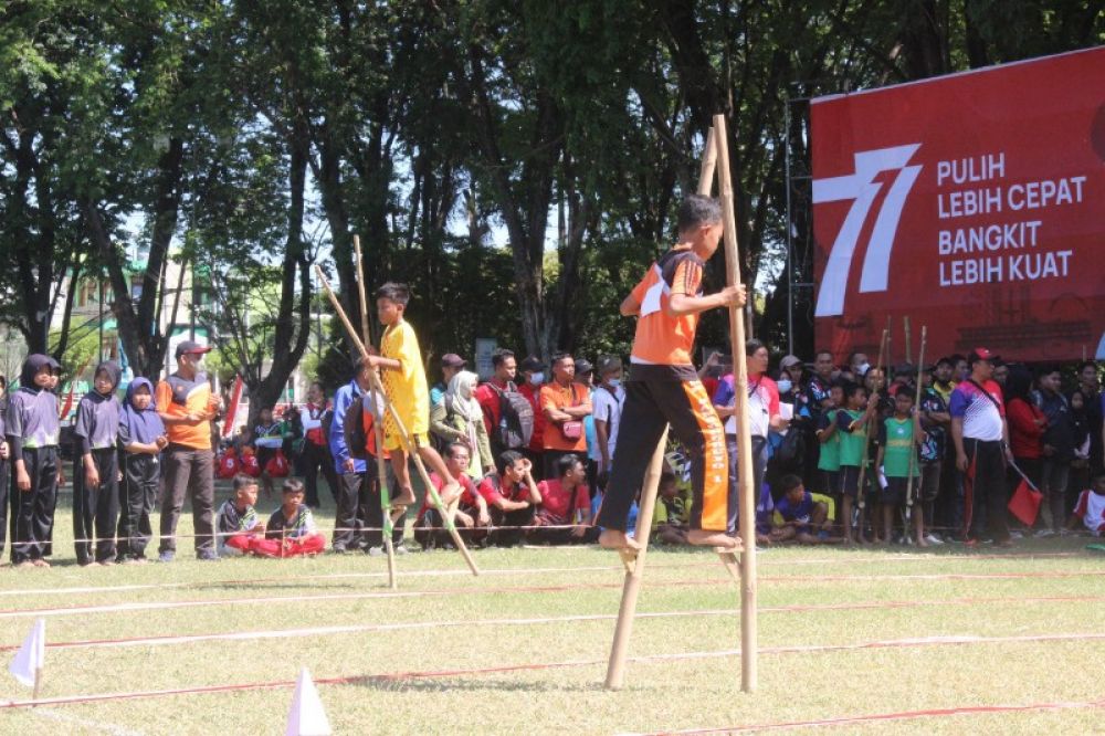 Peserta lomba Engrang yang diikuti siswa kelas SD di Alun-alun Bojonegoro. (Ist) 