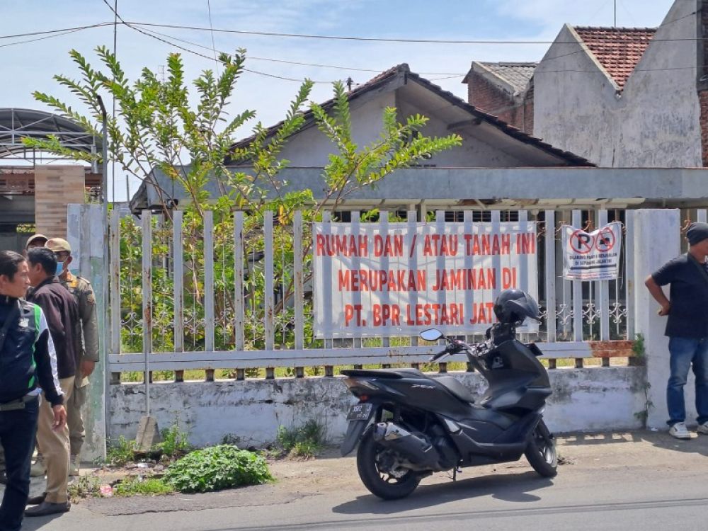 Rumah lama yang menjadi obyek upaya paksa oleh sekelompok orang (foto: eko/B-news.id)