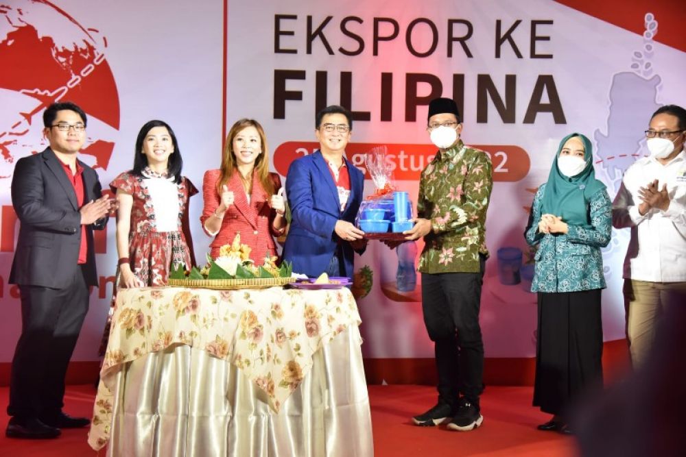Bupati saat melepas eksport produk UMKM je Pilipina. (Ist(