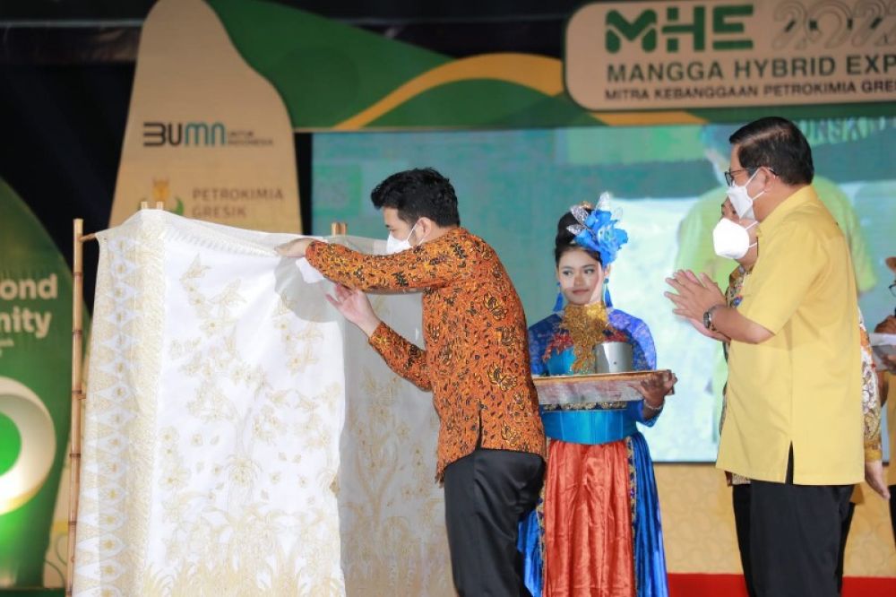 Wagub Emil membuka pameran Expo di Gedung Olahraga Tri Dharma Petrokimia Gresik. (Ist) 