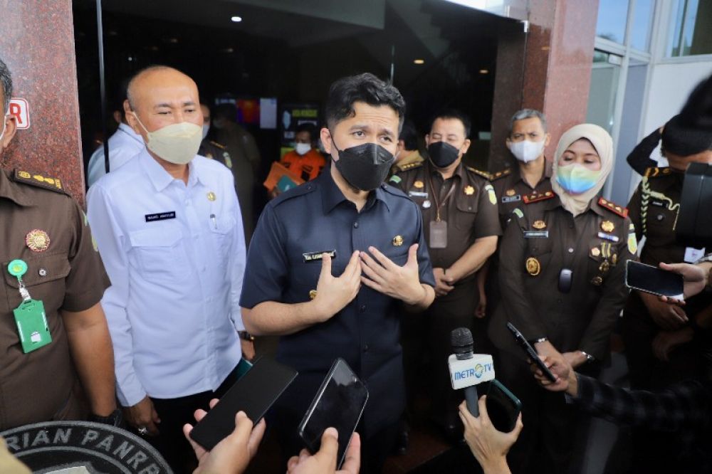 Plt Gubernur Emil Dardak didampingi Pj Sekdaprov Jatim Wahid Wahyudi dan Kejati Jatim. Foto Bawah: Pertemuan dengan Kepala Kejaksaan Tinggi Negeri Jawa Timur Mia Amiati di Kajati Jatim Surabaya, (ist) 