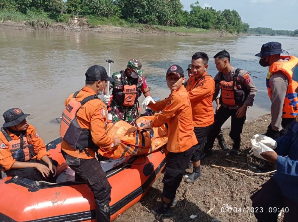 Tim BPBD Bojonegoro saat evakuasi korban tenggelam di sungai Bengawan Solo ke RSUD Padangan untuk di visum sebelum dibawa ke rumah duka. (Ist) 