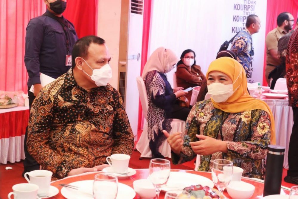 Gubernur Khofifah berbincang dengan ketua KPK, Firli Bahuri. Foto Bawah: Gubernur Khofifah berbincang dengan Gubernur Jawa Tengah, Ganjar Pranowo saat menghadiri Pembentukan Percobtohan Desa Antikorupsi di Gowa. (Ist) 