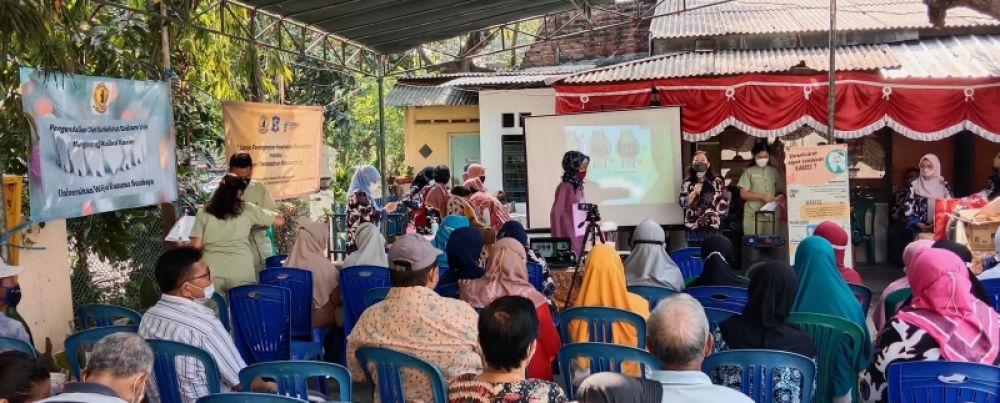 Para lansia saat mengikuti penyuluhan kesehatan di FK UWKS Surabaya. (Ist) 