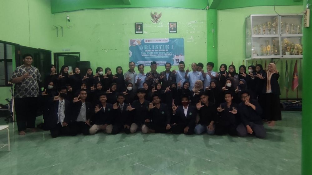 Kepala Sekolah SMK Plus NU Sidoarjo Nur Muhammad Sholichuddin bersama siswa atau peserta diklat Jurnalistik dan PWI Sidoarjo. (Ist) 