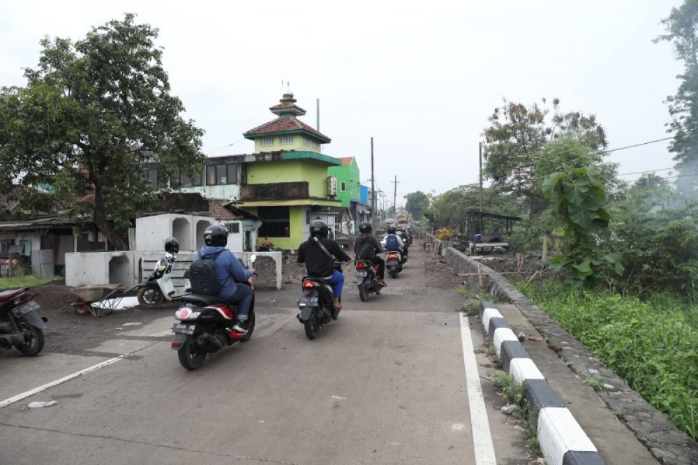 Proyek frontage road Aloha -Gedangan masih melambat dan belum ada jaringan dan tiang PJU. (Ist) 