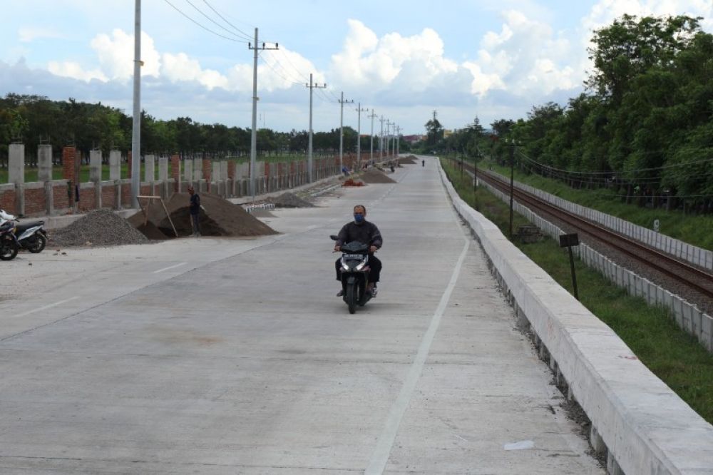 Proyek Frontage Road (FR) Aloha tinggal menuntaskan pengerjaan pagar sisi timur jalan. Proyek FR tersebut bakal nyambung ke lingkat Timur Sidoarjo. (Ist) 