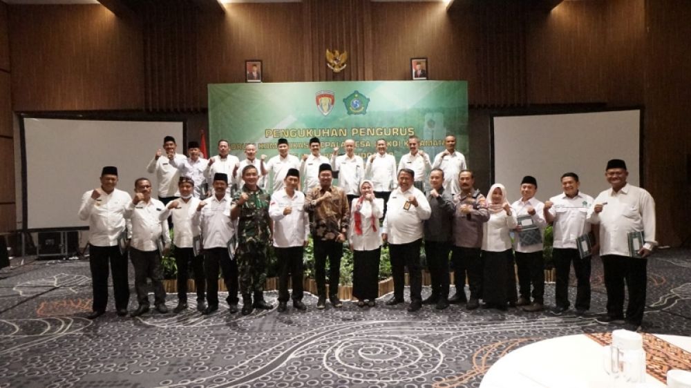 Pengurus FKKD berfoto bersama usai dikukuhkan Gus Bupati Muhdlor. (Ist) 