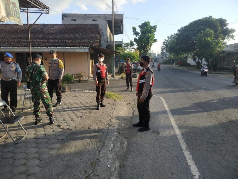 Petugas gabungan forpimcam saat berjaga -jaga dan melakukan penyekatan jalan yang dilalui distribusi hewan Ternak. (Ist) 