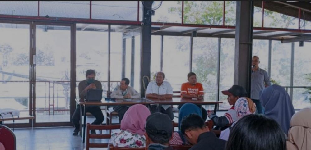 Kepala cabang PT Pegadaian Area Malang Suhardi saat memberikan pelatihan kepada pelsku Usaha Ultra Mikro di Gondanglegi Malang. (Ist) 