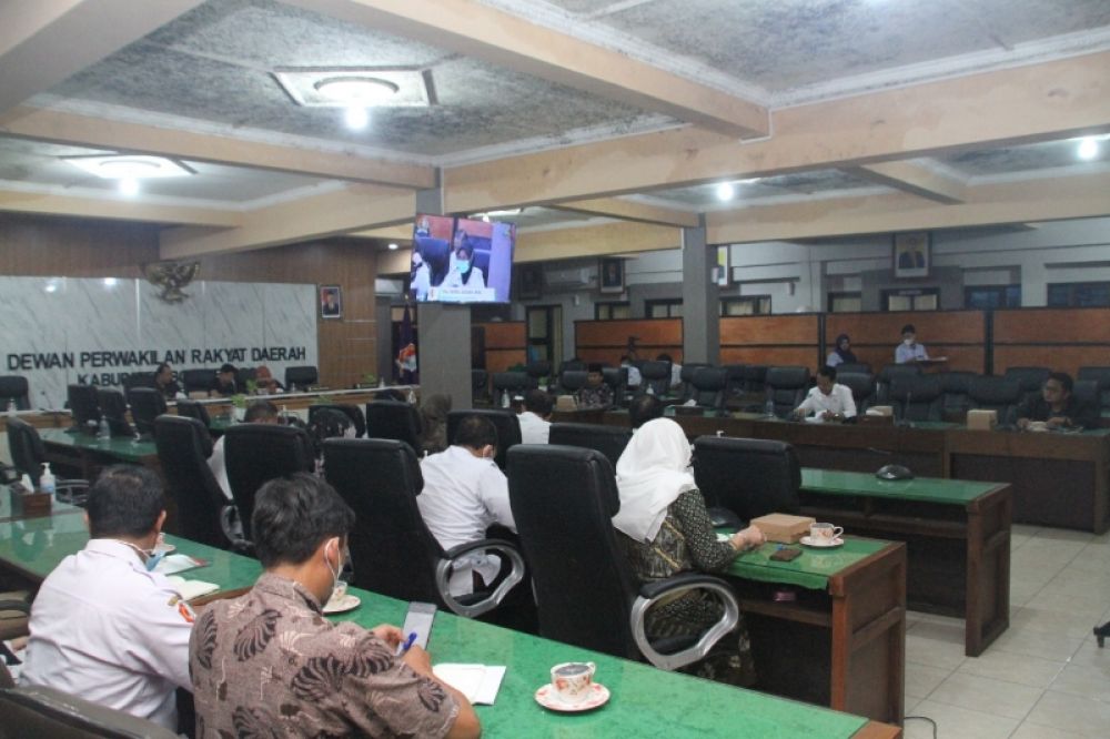 Bupati Bojonegoro Anna Mu'awanah saat menghadiri rapat Banggar bersama tim TAPD dan anggota Banggar DPRD Bojonegoro. B(ist) 