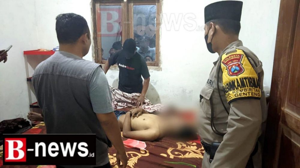 Kepolisian sektor Genteng bersama keluarga korban melakukan pemeriksaan luar pada tubuh korban (ist)