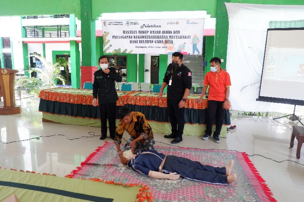 Petugas Dinkes peragakan dalam pelatihan penanganan kegawatdarutan berbasis masyarakat. (Ist) 