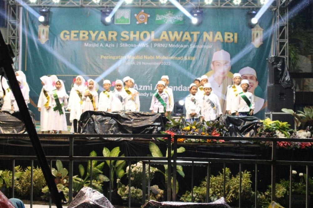 Gebyar bersholawat bersama Gus Azmi dan Cak Fandy di Stikosa- AWS. (Ist) 