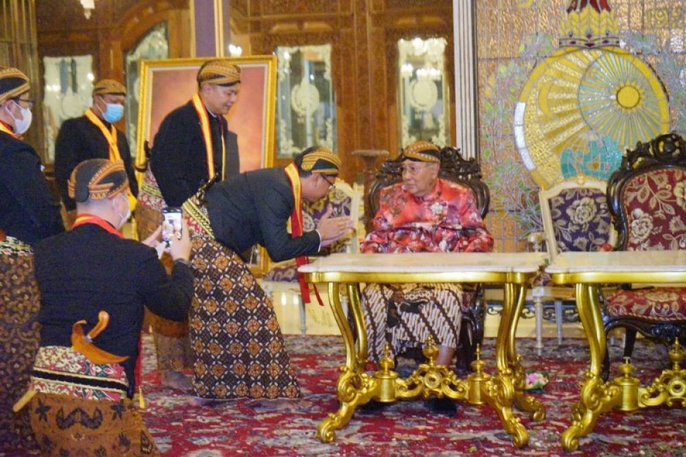 Bupati Sidoarjo Gus Muhdlor saat menghadiri prosesi gelar kehormatan Kanjeng Raden Aryo Tumenggung di Keraton Surakarta. (Ist) 