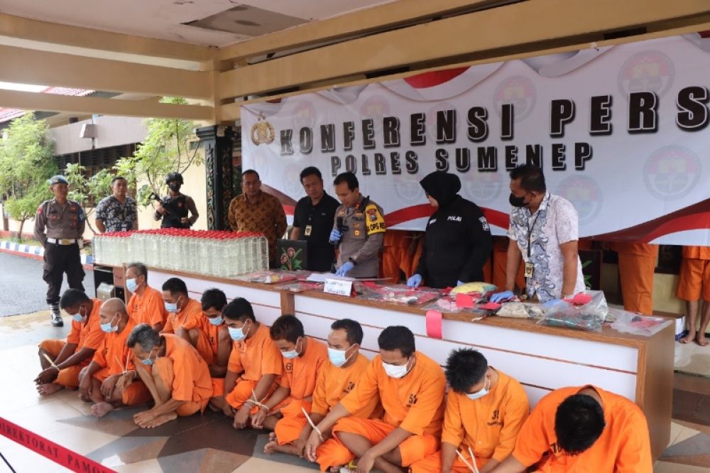 Kapolres, Sumenep AKBP Edo Setya, Senyriko saat menggelar jumpa pers terkait pengungkapan ratusan pengguna narkoba. (Ist) 