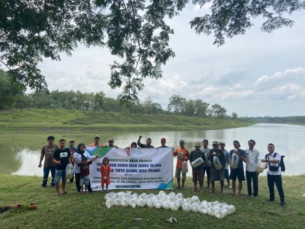 Optimalkan program gemar makan ikan (Gemarikan), pemkab Bojonegoro melalui Dinas Peternakan dan Perikanan menebar ribuan benih ikan di sungai umum. (Ist) 