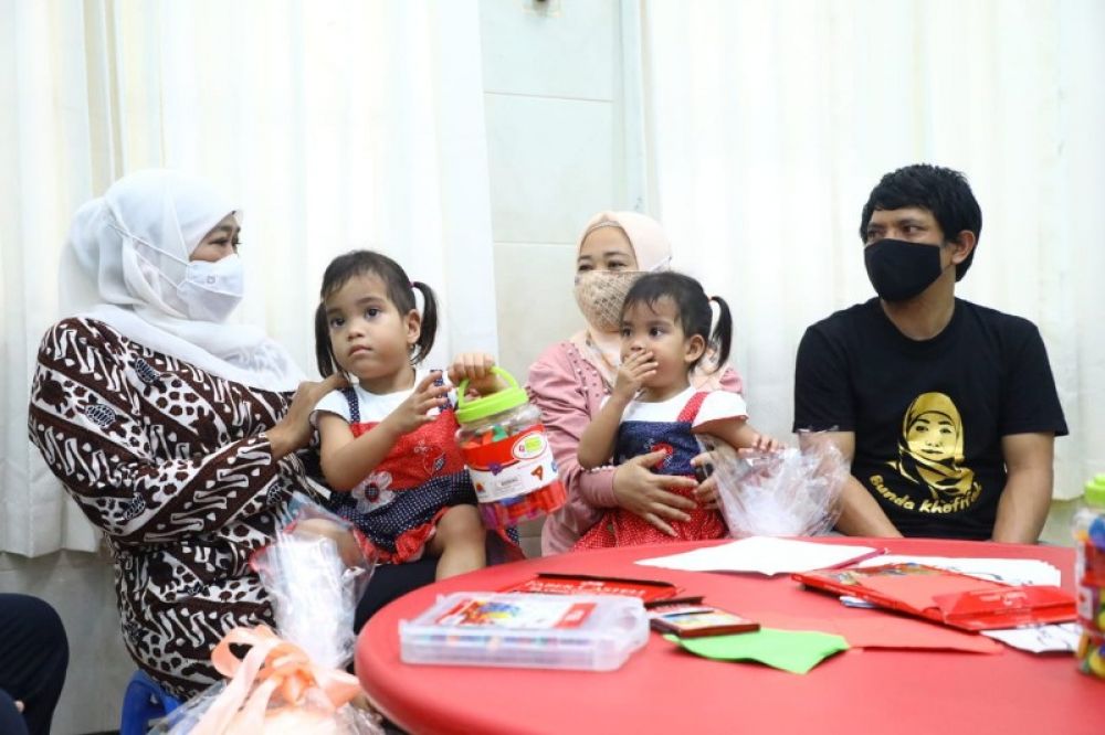 Gubernur Khofifah menyambangi dan berikan kado ulang tahun kepada bayi kembar siam yang sudah berhasil ditangani oleh tim dokter RSUD Dr Soetomo Surabaya. (Ist) 