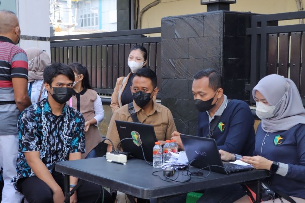 Petugas saat melayani vaksinasi di gerai vaksin dalam acara car free day (CFD) di Kota Kediri. (Ist) 