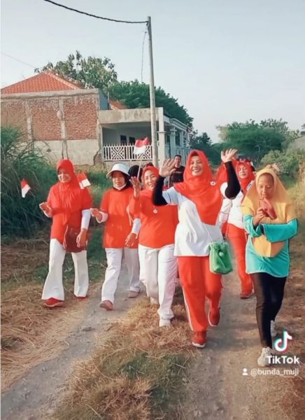 Warga lingkungan Kedungsari RT 01 RW 03 Kelurahan Gunung Gedangan Magersari Kota Mojokerto saat menggelar jalan santai Minggu Ceria yang dihadiri Ning Ita Wali Kota Mojokerto. (ram) 