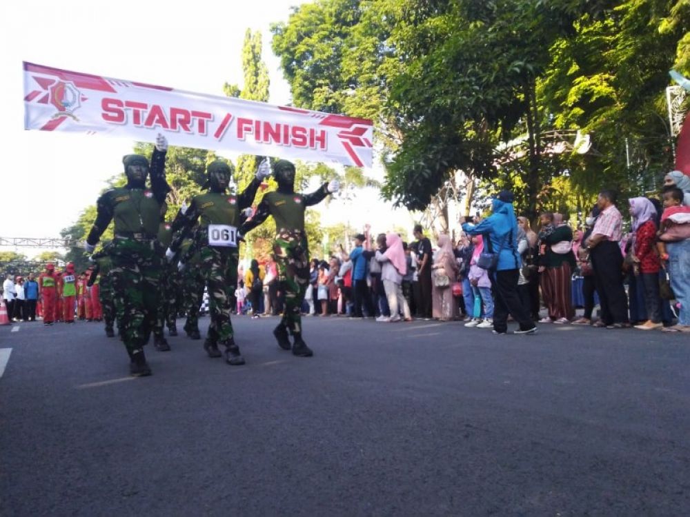 Meriah, 131 Regu Siswa SD/MI Ikuti Gerak Jalan Kemerdekaan RI ke- 77