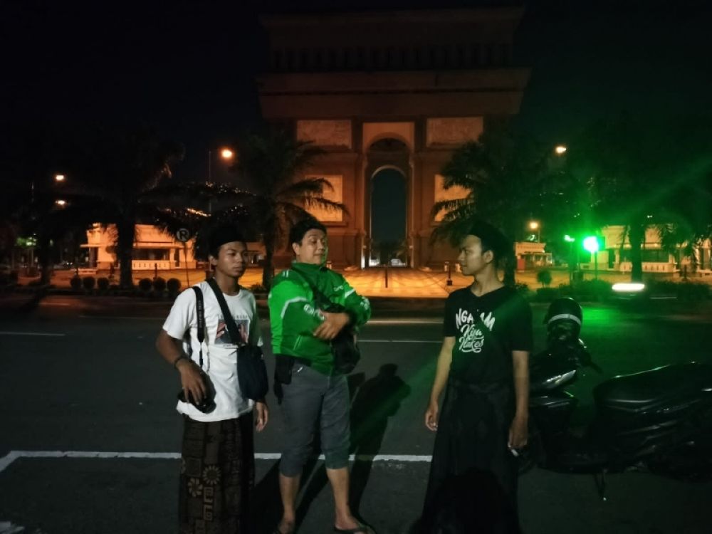 Bripka Mulyadi bersama anggota saat melakukan giat malam di wilayah Simpang Lima Gumul yang menjadi tongkrongan warga dan menjadi titik rawan kejahatan. ( ist) 