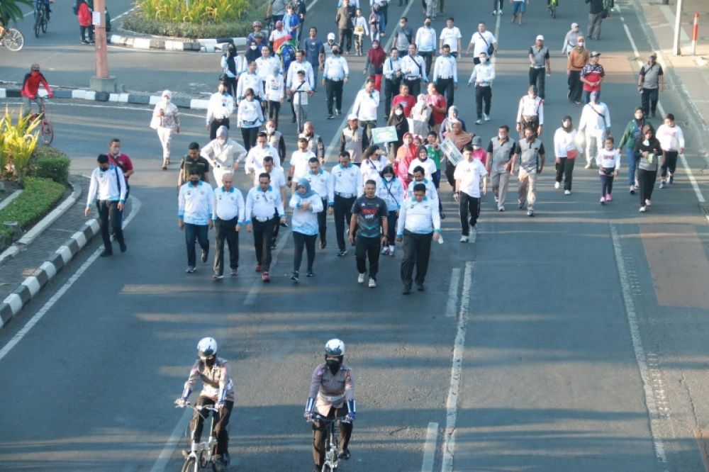 Jalan sehat bareng pelajar dan masyarakat di Polda Jatim meriah. (Ist) 