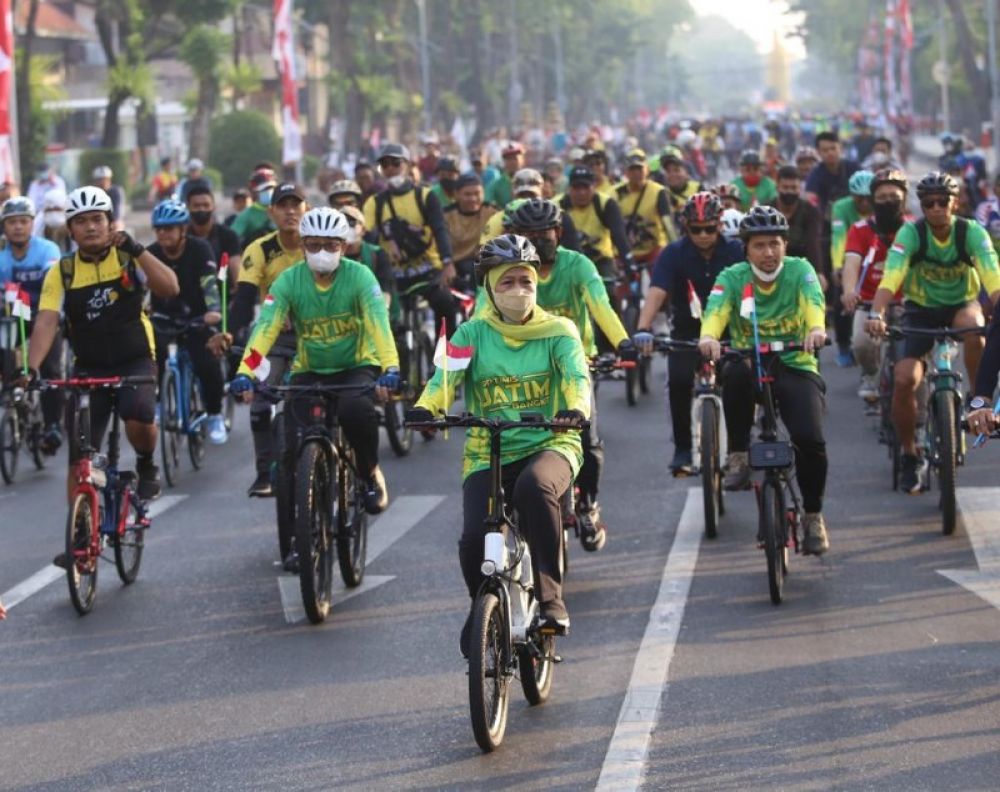 Gubernur Khofifah bersama wagub Emil dan forkopimda saat gowes. (Ist) 