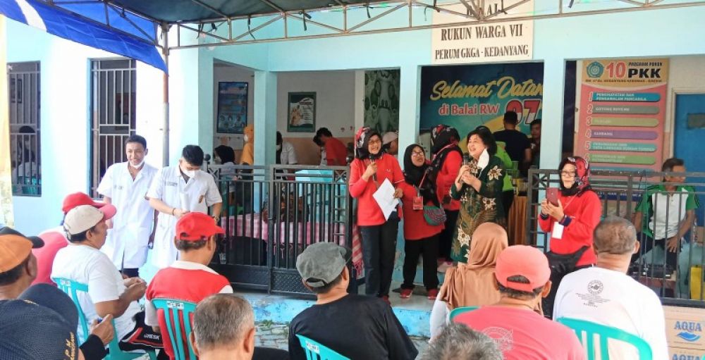 Dosen UWKS memberikan pencerahan terkait dan kebiasaan terhadap tulang. (Ist) 