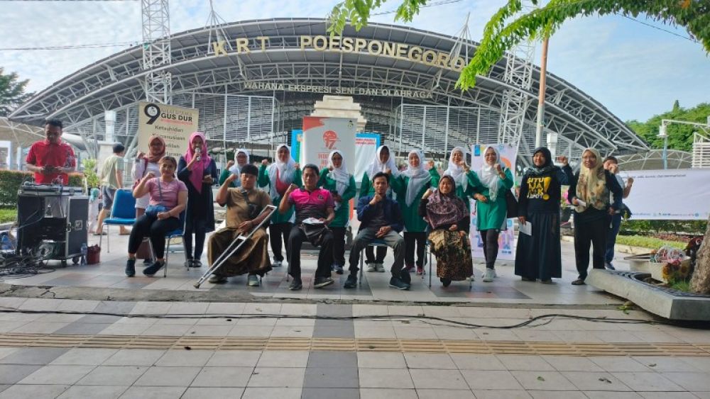 Gusdurian, KPU, Bawaslu Gresik Sosialisasi Pemilu Damai Melalui Car Free Day