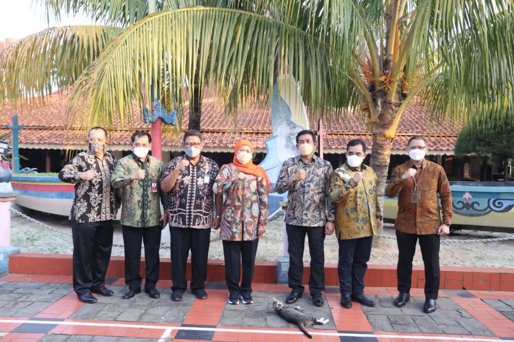 Gubernur Jawa Timur Khofifah Indar Parawansa berfoto bersama dengan Kepala OPD Pemprov Jatim usai meninjau di Anjungan Jawa Timur, Kompleks TMII, Jakarta. (ist)