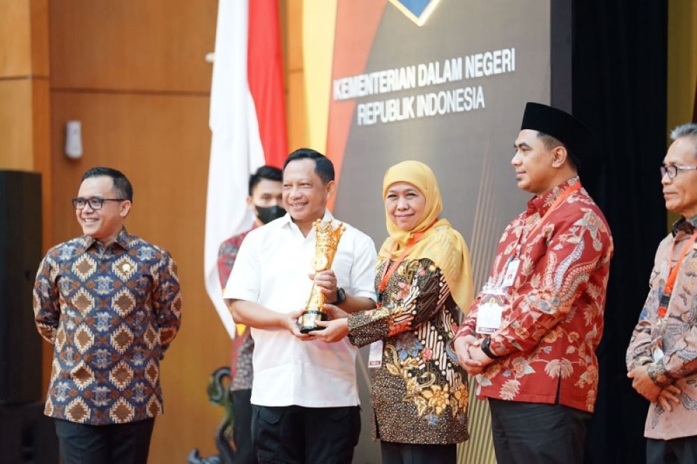 Gubernur Jawa Timur Khofifah Indar Parawansa menerima penghargaan IGA Award dari Kemendagri 2022. (Ist) 