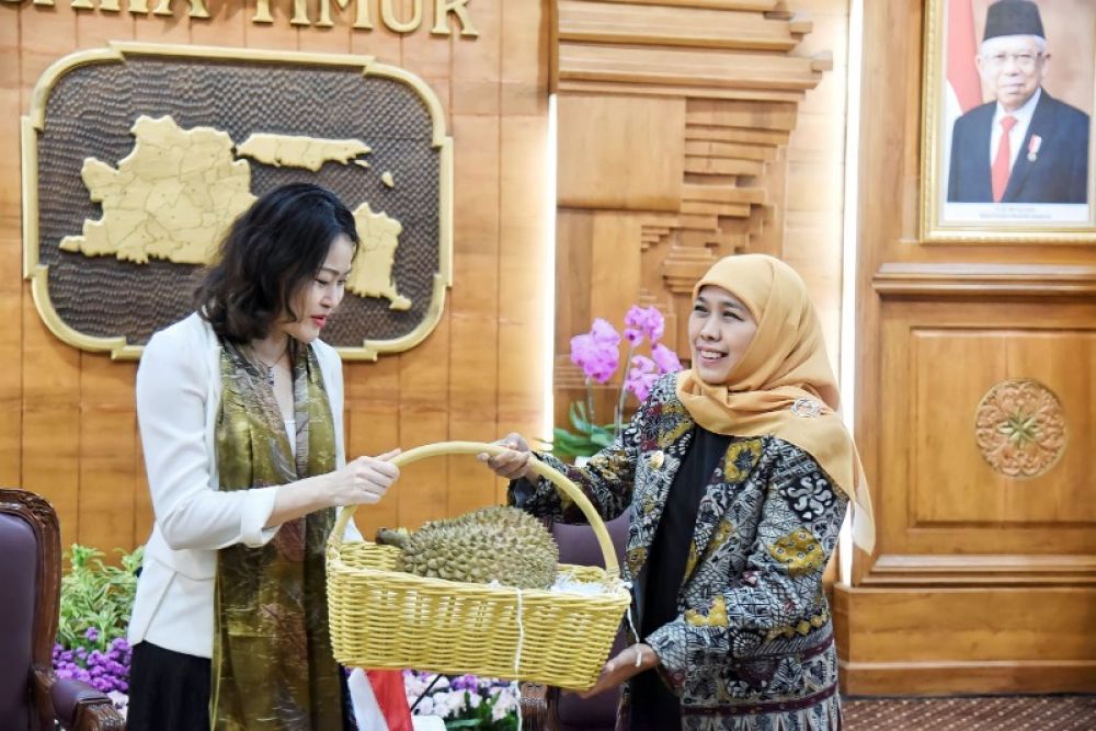 Gubernur Khofifah memberikan buah Durian khas Jawa Timur sebagai oleh-oleh. (Ist) 