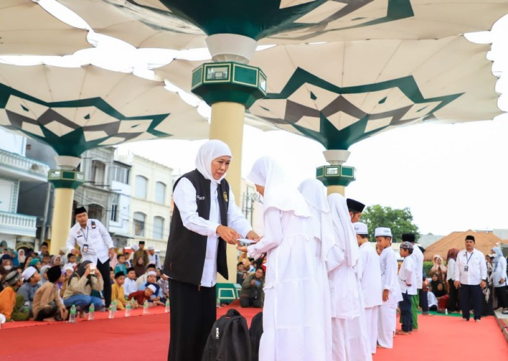 Gubernur Khofifah berikan 500 santunan anak Yatim dan 50 Zakat Produktif di kota Pasuruan. (Ist) 
