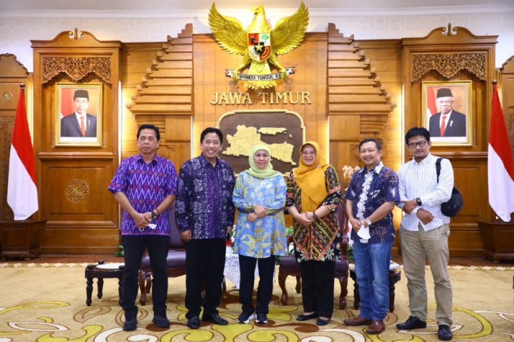 Gubernur Khofifah bersama panitia pelaksana Jatim media Summit 2023 sekaligus pemilik media online Suara. Com Suwarjono dan direktur beritajatim.com Ainur Rohim dan Dwi Eko Lokononto. (ist) 