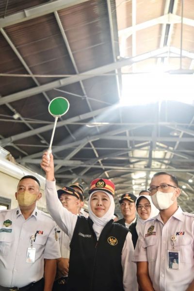 Gubenur Khofifah tinjau arus balik di Stasiun Pasar Turi Surabaya.(Ist) 
