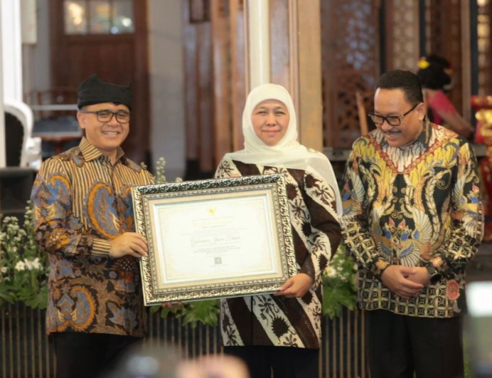 Gubernur Khofifah terima penghargaan tokoh kepemimpinan Kearsipan MenPAN RB. (Ist) 